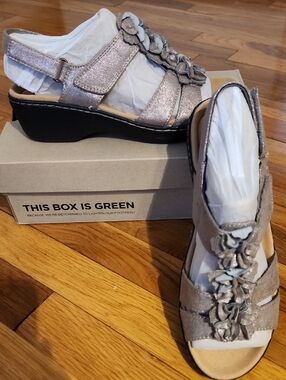 Clarks Collection Taupe Metallic Sandals with Floral Accent NWT Size 9 M
